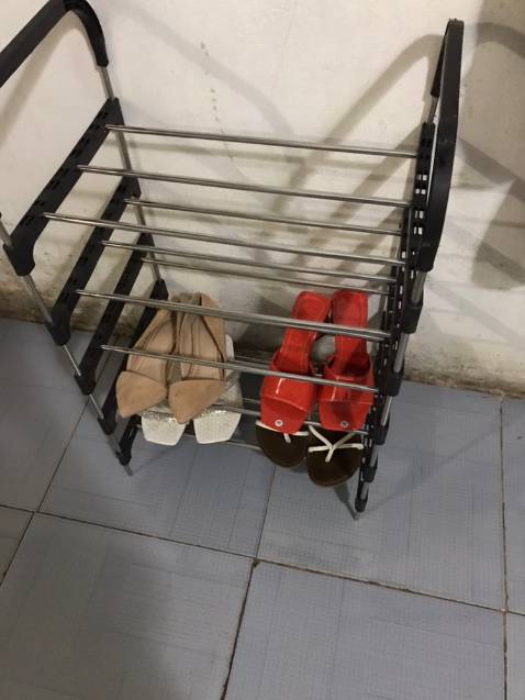 Chất liệu nhựa và inox. Kệ có 5 ngăn, mỗi ngăn để được 2 đôi dép hoặc 2 đôi giày.
màu đen lịch sự - giá khá rẻ mà lại bền, nên mua 2 chiếc, về dùng vẫn thoải mái. dùng lâu lâu rồi mình mới nhận xét - Sản phẩm nhìn chung tiện, mỏng nhẹ. nên là bạn nào mà muốn to chắc chắn hơn thì nên mua hàng gỗ nhé! còn loại này thì chỉ để giày cá nhân hoặc 2 người thôi, chứ để 3 người thì hơi chật - mua cho phòng trọ dùng là ok!!