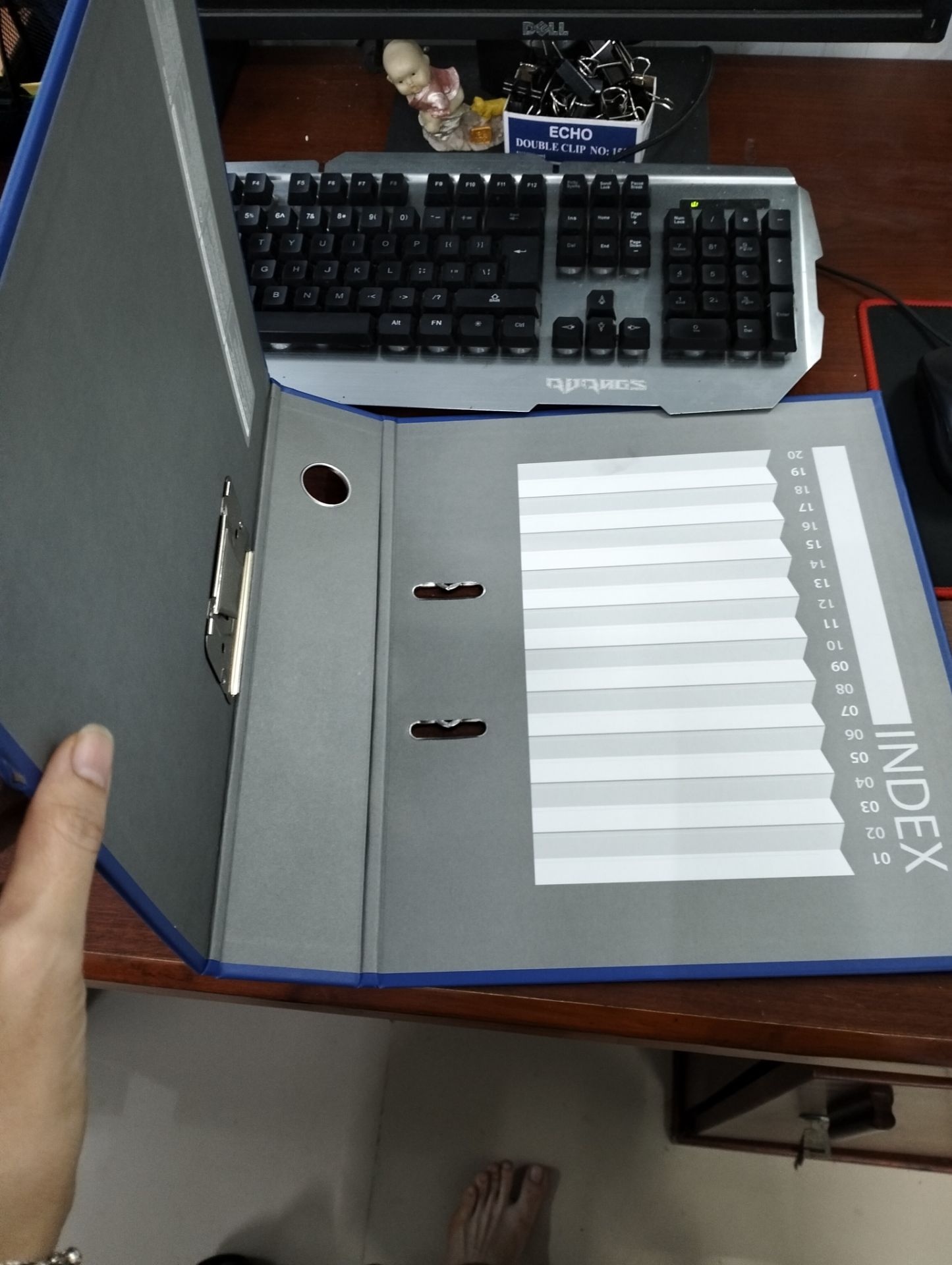 Vừa vặn khổ a4, bìa cứng cáp màu như hình