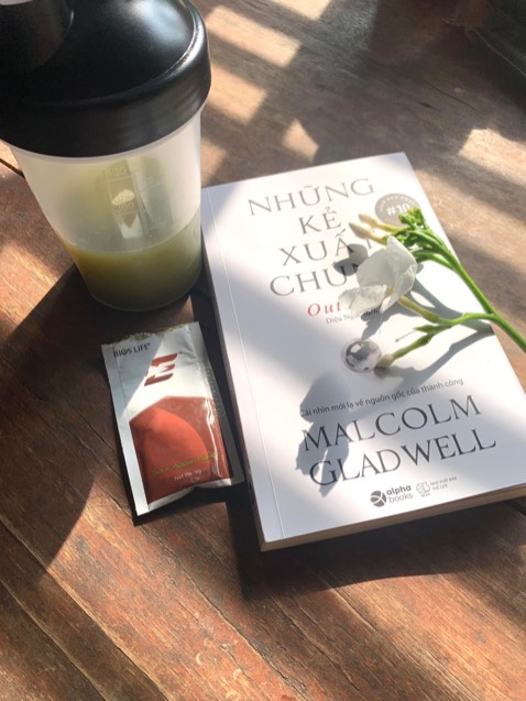 Mọi người thường nghĩ người xuất chúng như Bill Gates, Mozart thì nhờ tài năng thiên bẩm. Có phải vậy không?
Thực tế là tài năng chỉ là một phần nhỏ còn lại là sự chăm chỉ luyện tập cộng với những điều kiện thuận lợi, những sự giúp đỡ kết hợp lại mới tạo nên con người xuất chúng. Quy tắc 10.000 giờ đồng hồ luyện tập là đòi hỏi bắt buộc cho một lĩnh vực nào đó, mà bạn đang theo đuổi để đạt được cấp độ tinh thông và khả năng trở thành một chuyên gia đẳng cấp. Ông cha ta thường nói "có công mài sắt có ngày nên kim" là thế đấy. Tài năng + Chăm chỉ + Cơ hội + Người hỗ trợ= Thành công.

Trong cuốn sách này tác giả phân tích vì sao các vĩ nhân lại trở nên giỏi như vậy. Và có phải IQ càng cao thì càng trở nên giỏi hơn nhiều người khác ko? Một người có IQ 195 cao hơn Einstein nhưng lại không có nghĩa là người đó sẽ thông minh hơn Einstein. Biết về IQ của một cậu bé cũng chẳng giúp ích gì mấy nếu bạn phải đối mặt với cả một nhóm những cậu bé thông minh.
Cuốn sách mang tính lí luận phân tích nhiều nên cũng là một bài tập cho não rất tốt. Mình mới chỉ đọc mấy chương đầu nhưng thấy vô cùng thú vị, thấm thía được nhiều thứ và đón chờ những phần hấp dẫn tiếp theo. 
Với cuốn sách nhỏ này, bạn có thể tìm được những gợi ý đơn giản nhưng vô cùng hữu hiệu để cho con cái hoặc chính bản thân mình phát triển.