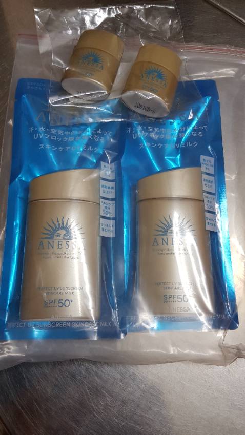 Hàng giao nhanh.Nhân viên giao hàng nhiệt tình.Đầy đủ quà tặng kèm.Hạn sử dụng còn dài.Sữa này dùng chống nắng tốt, không nhờn, không rít da.Cảm ơn shop.