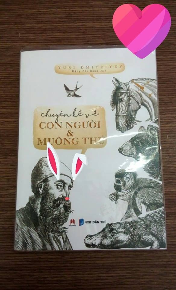Đây không phải tiểu thuyết mà là một cuốn sách kiến thức về động vật vô cùng sinh động và thú vị. Từ thời thổ dân nguyên thủy mê tín dị đoan đến thời hiện đại, con người đã hại chết biết bao nhiêu loài và cũng học hỏi từ chúng vô vàn điều thú vị. Sách có nhiều hình ảnh minh họa và cả hình chụp thực tế của các loài vật nhưng đều đen trắng.

Đây là cuốn sách vô cùng thích hợp cho những bạn thích tìm hiểu về động vật như mình ^^

Mình trích một số đoạn:
"Anaconda là 1 trong những loài rắn lớn nhất thế giới. Chúng sống tại Nam Mỹ, và được cho rằng chiều dài trung bình từ 5 đến 6m. Có những con anaconda dài tới 10m"

"Gần 200 năm trước, hàng năm nước Nga xuất khẩu hàng chục tấn lông tơ. Loại lông tơ chim dùng làm tổ và ủ trứng (chỉ mọc vào mùa chim đẻ). Thứ lông mềm mại, ấm áp này rất có giá: giá nửa cân lông bằng một con nai. Nhưng để có được nửa cân lông tơ, 20 tổ chim bị phá hủy vì mỗi tổ chỉ có thể cung cấp chừng 20gr lông!"

"Khi tới gần bầy bò đang thảnh thơi gặm cỏ, đoàn tàu giảm tốc độ - và từ trong những cửa sổ, trên mui tàu - đạn bắn ra như mưa. Rồi... đoàn tàu tiếp tục lăn bánh, bỏ lại phía sau hàng trăm xác bò chế. Chẳng ai cần đến thịt hay bộ da của chúng, tất cả hành khách chỉ muốn hưởng cái thú được bắn giết thôi."

Thật sự thì những loại sách này ít được săn đón hơn so với tiểu thuyết rất nhiều lần. Mình review vì mong ai đó sẽ mua đó, sẽ đọc sách và thêm yêu quý loài vật, thêm biết ơn những điều kỳ diệu mà chúng dạy cho con người!