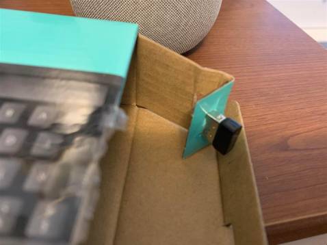 giá tốt, gõ nhẹ, không hoàn toàn im lặng, nhưng cũng ok, nhưng chuột và bàn phím chung 1 receiver, nếu chuột hư thì mua chuột khác lại thêm 1 receiver nữa :(