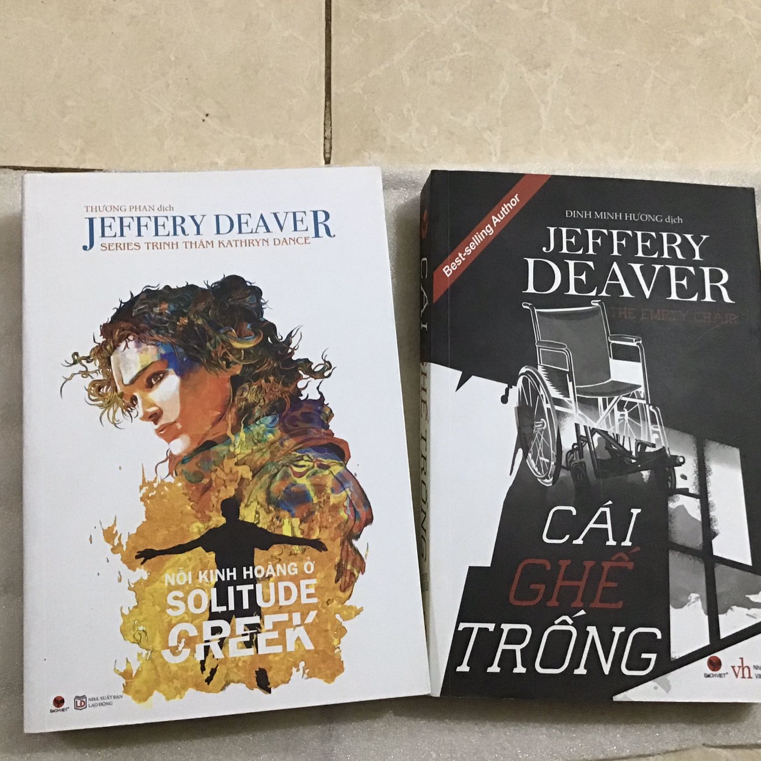 Riêng đơn hàng từ fahasa thì không bao giờ lo về quy cách đóng gói lẫn chất lượng sách. Nhưng vận chuyển Giao Hàng Nhanh GHN thì quá tệ,nhiều lần gặp tình trạng này,kiểu như ở khâu nào đó cố tình làm nhàu nát bọc ngoài để kiểm ta hàng hoặc ý định gì đó với hàng bên trong,vì vỏ hộp nát nhừ,băng dính bị xé đứt nhưng sách bên trong lại k hề suy suyển chút ít nào. Rất đáng quan ngại về nhà vận chuyển này