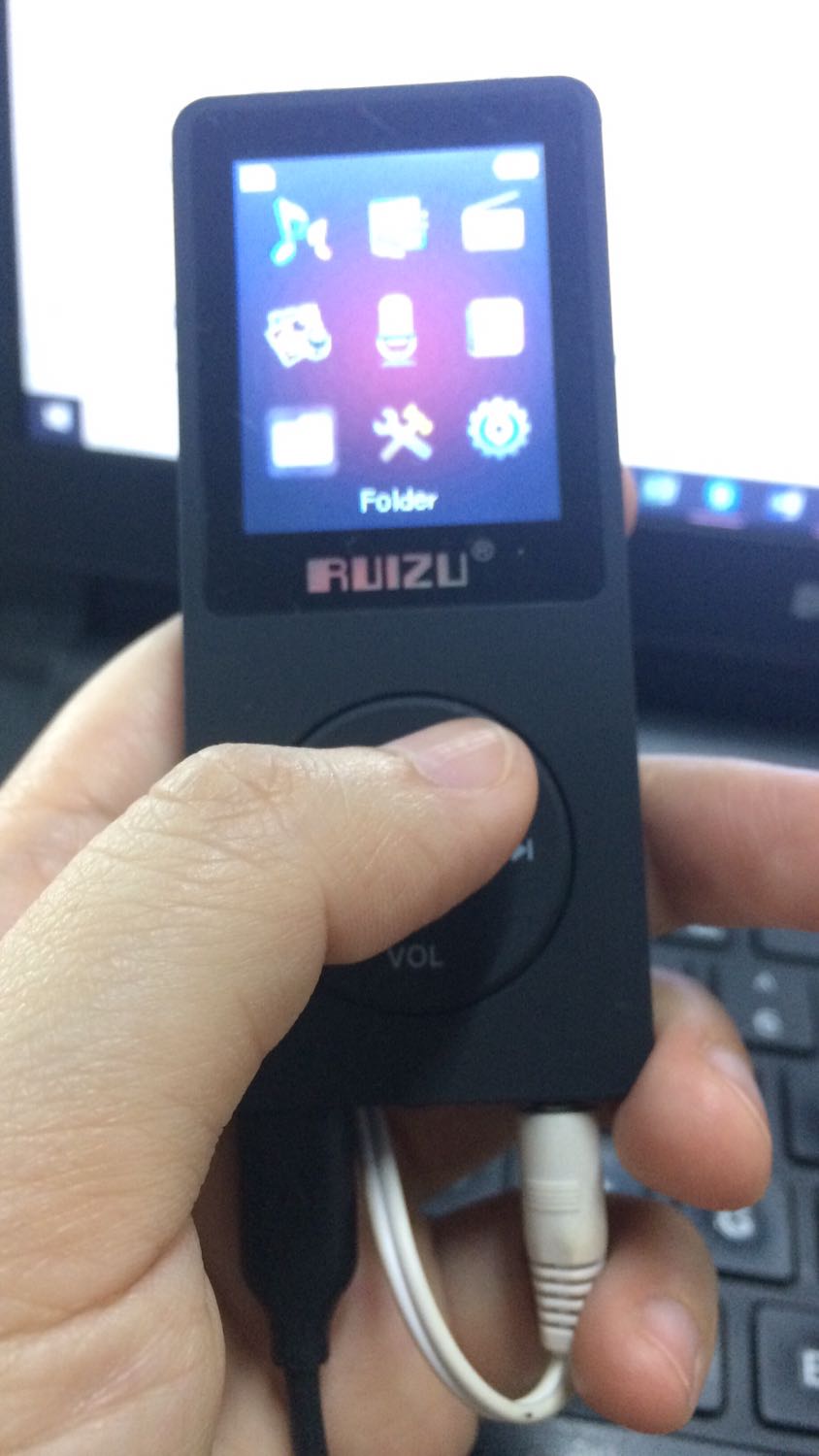 Mình mua sản phẩm được 2 hôm thì bị rơi vào chậu rửa bát mà ko để ý. Dù tronng bụng nghĩ 99% là hỏng ko thể sửa nhưng vẫn gửi tiki để nhờ bảo hành vs sẽ chịu phí vì đây là lỗi của mình, ko phải lỗi sản phẩm. Ai ngờ sau 2 tuần, hàng được gửi về dùng lại bình thường. Nói thực là trong lúc ko ngờ nhất lại rất bất ngờ! Cám ơn tiki vs hãng đã ưu ái bảo hành cho mình, chứ theo lệ mình hiểu là có hỏng cũng ko được bắt đền :) 
Tuy tai nghe ko nên xài vì đau tai, còn lại tất cả đều ok. 
Nếu bạn nào chưa rõ cách dùng có thể pm mình. Với mức giá thế này, bạn còn đòi gì nữa ạ :v