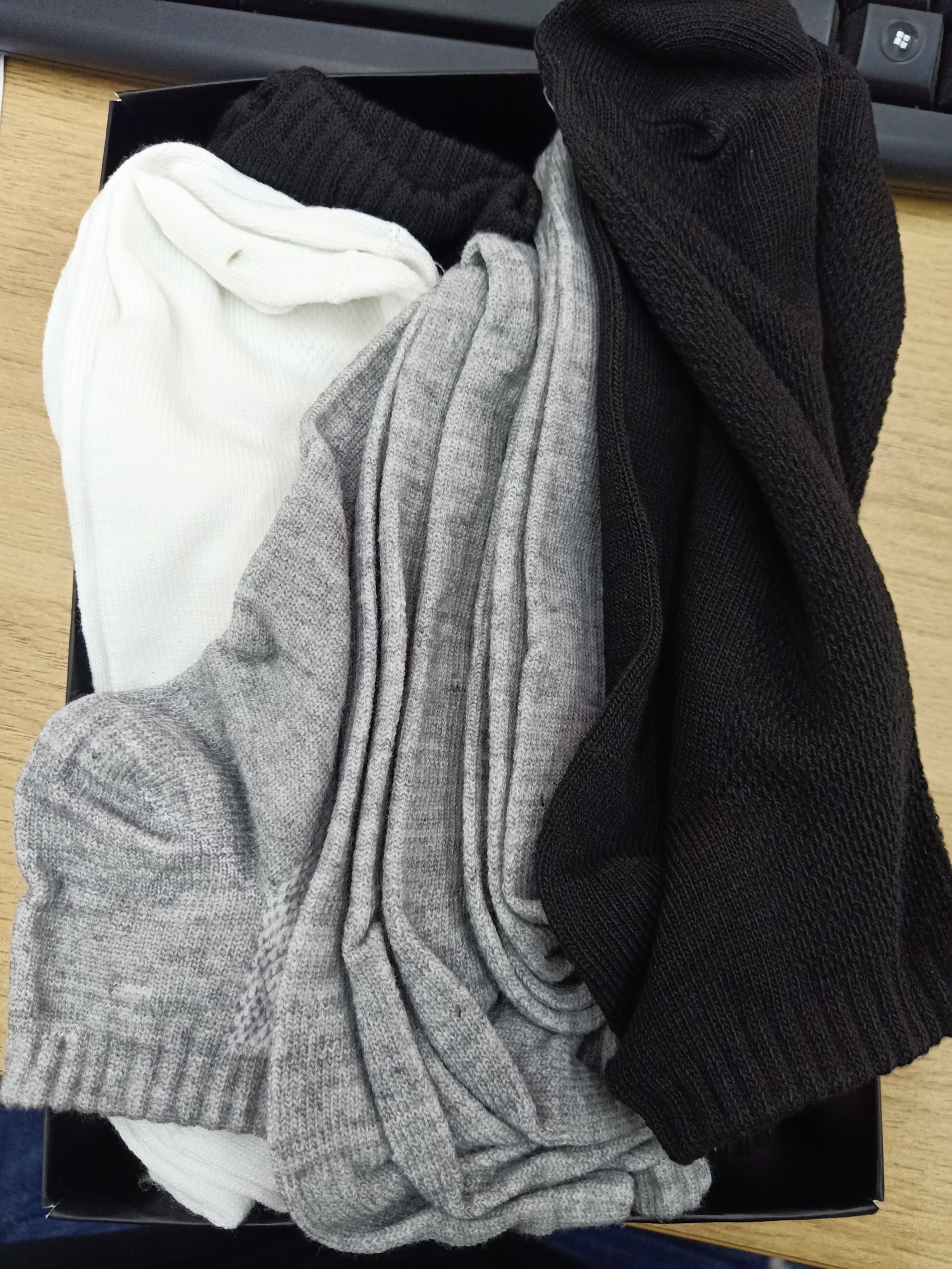 Mình vừa nhận hàng, tuy nhiên, tất xếp không đẹp, không như hình, rồi còn bị xù nữa, nói chung là k hài lòng lắm. Còn bé nữa, mua cho nam đi mà mình đi vừa, không biết ông chồng đi vừa không nữa.