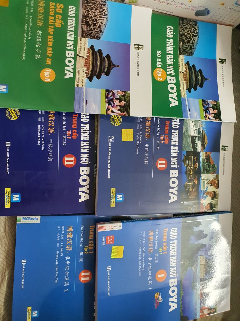 Bộ sách Boya với kiến thức khá lớn so với các giáo trình khác dành cho người mới bắt đầu. Bộ sách nên học kèm theo sự hướng dẫn của giáo viên sẽ dễ học hơn tự học.
Ngoài ra, các bài khoa trong sách cũng khá ngắn nhưng từ vựng nhiều, nên đòi hỏi người học phải thật sự chăm chỉ và cố gắng theo dõi.