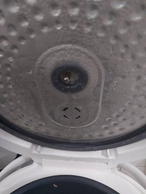 Nước đọng lại ở nắp nồi, mở nắp là nhễu hết xuống làm cơm chỗ đó nhão ra. Nấu lại lần 2 chế độ Crisspy rice vẫn bị nước nhễu, cơm nhão, không ra cơm cháy. Bị vậy nên giữ ấm lâu hơn 12g sẽ bị mùi thiu. Không tương xứng với giá hơn 1tr2 như vậy.