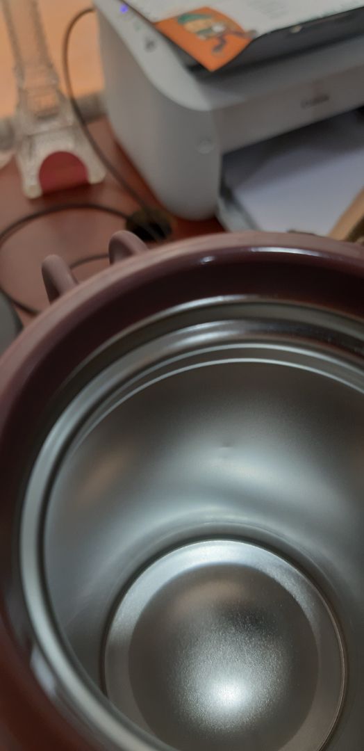 Mình đã đặt 2 bình đỏ và đen để 2 vợ chồng dùng dc 1 năm rồi, đúng nhu cầu và mục đích sử dụng. Bình giữ lạnh quá tốt, sáng pha nước đem đi làm, đến chiều vẫn còn đá. Tối pha sẵn bình trà hoa, đến trưa hôm sau nước còn ấm ấm. Bình vừa gọn, đi công tác bỏ trong balo tiện đựng đồ uống, vừa sạch vừa gọn gàng.
Mình cũng gặp các khuyết điểm giống các bạn đang chia sẻ:
- Mùi ron nồng: lúc mua về, trước khi dùng, mình tháo ron rửa sạch, rửa trong lòng bình, để ráo rồi mới dùng, thấy mùi ron giảm hơn, dùng vài lần bớt hôi hơn, chủ yếu mình đựng nước ép trái cây, pha trà.
- Đóng cặn bẩn, bám ở mép gờ bình, chỗ vành nối tiếp giữa lòng bình với phần nhựa miệng bình và chỗ ron cao su: mặc dù hàng ngày rửa sạch bình sau khi dùng, nhưng tầm 2 tháng mình lấy bàn chải đánh răng chà chỗ miệng bình, có cặn bẩn đen trôi ra, tháo ron vệ sinh mảng bẩn bám. Chịu khó mất chút thời gian nhưng cảm thấy sạch sẽ và yên tâm hơn, 1 tháng tổng vệ sinh là ổn :)
Bất chấp các khuyết điểm, mình vừa đặt 2 bình Đỏ và 2 bình Đen để tặng. Tiki giao hàng siêu nhanh. Đặt ngày 7/1, ngày 8/1 đã giao tận tay. Mình nhận xét như sau:
- Mẫu mã hơi khác xíu, nắp trơn có logo LOCK&LOCK (2 bình mua trước nắp có gờ, ko có logo).
- Vẫn mùi ron nồng: ok chấp nhận
- Bình màu đỏ cảm giác cứng cáp, cầm chắc tay hơn bình màu đen. Khi đóng mở nắp, bình màu đen bị rít, khó thao tác hơn, nếu đóng ko kín, dễ rỉ nước.
- Trong lòng bình 1 màu đen và 1 màu đỏ bị móp nhẹ, tuy nhiên vỏ bên ngoài ko ảnh hưởng. Hi vọng sẽ ko ảnh hưởng đến chức năng giữ nhiệt của bình. Vì mình tặng nên ko biết người dùng có gặp trở ngại gì ko.
Dù sao cũng đánh giá 4 sao cho nỗ lực của Tiki, sản phẩm ổn, giá tốt.