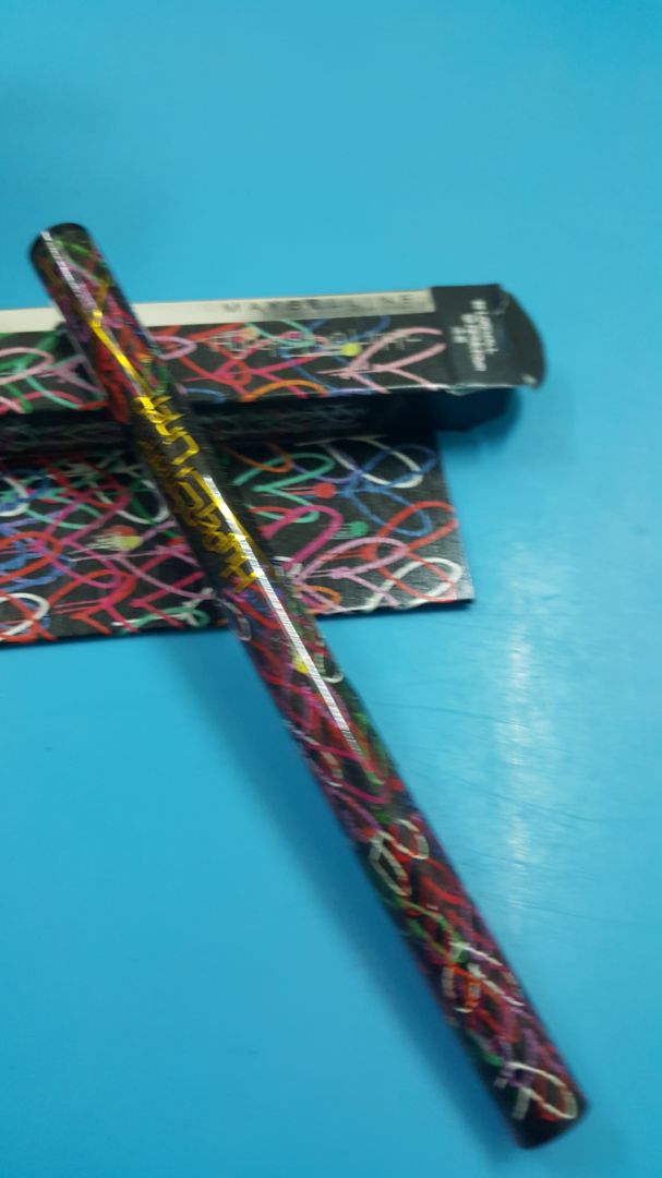 Tiki vẫn ưu điểm vận chuyển đóng hộp tốt. Giao sớm dự kiến 2 ngày. Mẫu mã sản phẩm đẹp. Dễ dùng. Độ bám mi tốt, nhẹ mí, nhìn tự nhiên. thể tích sản phẩm để 9,2ml nhưng cầm thấy nhẹ tay. Dù hàng nguyên seal. Mình mua deal hơn 300k gồm các sản phẩm khác, quà kèm là bút nước eyeliner, nhưng hàng quá date và khô coong không dùng được gì. Mình thấy quá tội cho team đóng gói và shipper. Hi vọng tiki không dùng hàng kem chất lượng, hết hạn để làm gift như vậy nữa.