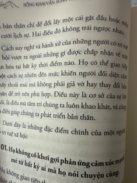 Mua vì thích thông điệp nhưng dịch chán thật sự, mới đọc mấy trang đầu đã thấy khó chịu. Nhiều đoạn như google dịch.
“Hai điều đó không trái ngược nhau”????? Phủ định + phủ định?? Sao không đổi thành “Hai điều đó như nhau” 
Không hiểu nổi? 
Rồi bìa sau thì “một số khác lại đã được” là sao, từ “đã” có vai trò gì trong cấu trúc câu này
Còn nhiều câu lủng củng, dài dòng, lê thê không cần thiết nữa. 
Trải nghiệm đọc 20 trang đầu đúng căn mắt ra để đọc đi đọc lại cho hiểu. Hy vọng nxb bớt dí deadline biên tập để rồi ra tác phẩm như này.