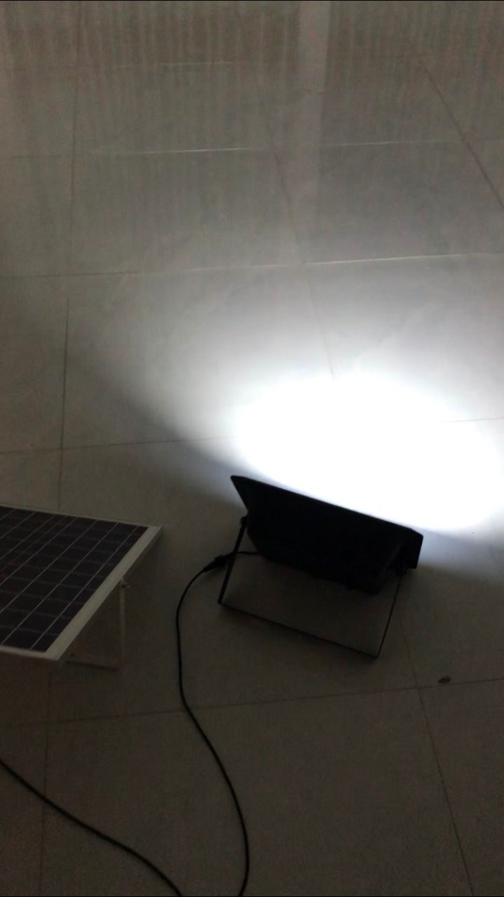 Hàng tốt sáng đủ 10 tiếng nếu trời đủ nắng.
Ko biết đèn có bị lỗi không nhưng hiện tại để ngoài trời và bị tụ hơi nước trên mặt kính của đèn nên trừ 1 sao.
Đã mua 2 cái, lúc mua 1290k/cái, h xem lại giảm giá còn 910k, giảm hơn 300k. biết vậy từ từ mua cái thử 2. huhu!