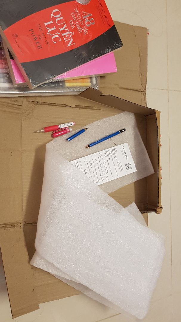 Bút giao tới mình bị gãy đôi, đóng gói sơ sài ko thèm cố định bút nên bị mấy cuốn sách trong hộp va đập. Hứa đổi hàng trong 7 ngày làm việc nhưng đã quá hạn ko thấy ai liên hệ. Thất vọng
edit: shop đã đổi lại bút mới cho mình dù có chậm trễ chút, mình sửa lại đánh giá 4sao, mong shop lần sau cẩn thận hơn trong khâu đóng gói nhé