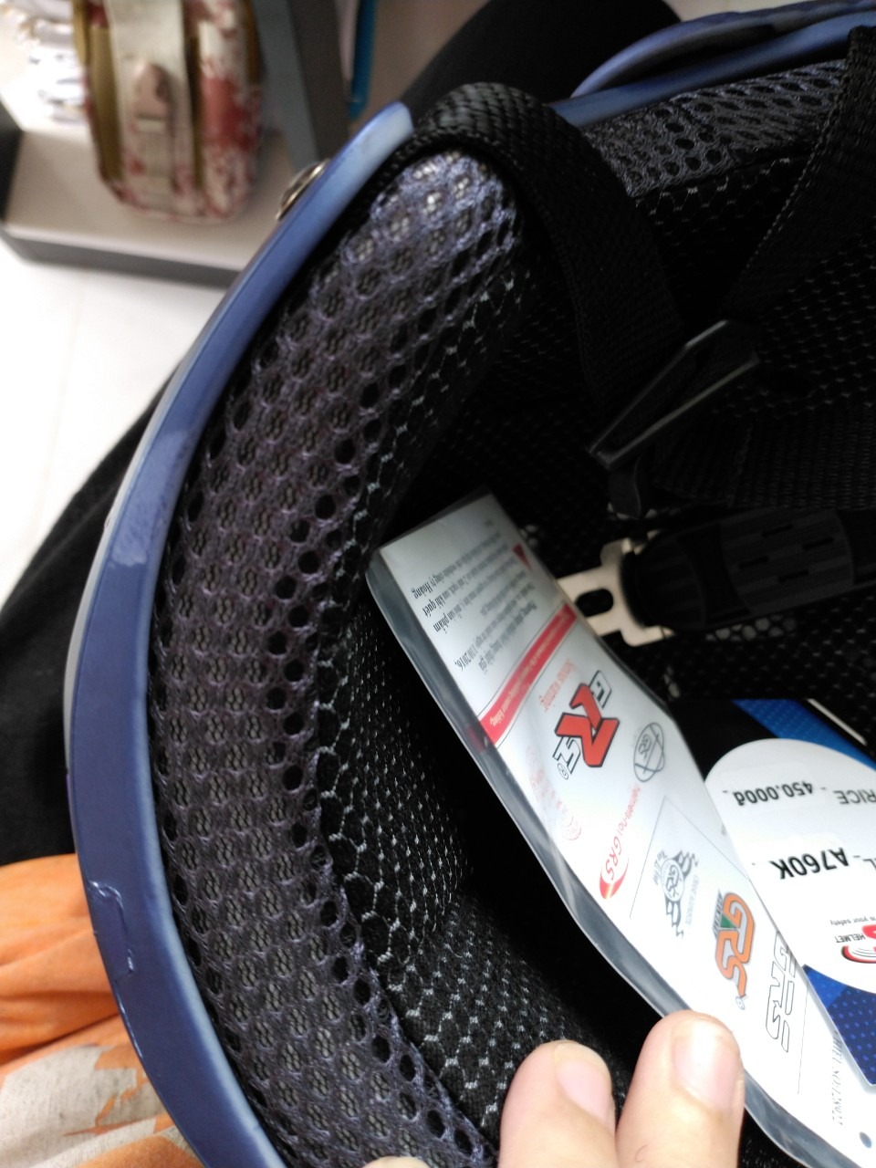 Dưới chân mũ, sơn không kĩ hoặc đã bị xước, mũ chắc chắn. Chỉ thắc mắc là mấy cái lỗ phía trên để cho mũ thông thoáng, nếu mưa thì nước sẽ chảy vào mấy cái lỗ đó, vậy phải làm sao??? Rất mong phản hồi của chủ shop