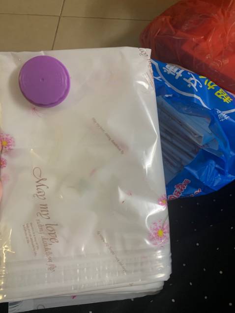 Shop đóng gói hàng cẩn thận, chắc chắn. Giá cả phải chăng. Túi đựng dày dặn, chắc chắn. Quần áo được hút chân không giúp tiết kiệm không gian. Chúc shop buôn may bán đắt.
Đối với sản phẩm này, mình góp ý shop làm thêm bộ sp có bơm máy nữa. Tôi nghĩ chắc sp này sẽ rất tốt, vì nhiều người quan tâm lắm á! Tôi đã mua mấy bộ để dùng dần và cho nhà chị gái thêm nữa. mỗi bộ có 8 túi, chia làm 3 loại, 3 loại tùy theo đồ đạc để cho vào, có thể áo khoác len, chăn, gối đều được, áo mỏng nữa, mình cho vào rồi hút chân không, xong cho vào vali thì hết sẩy, mang đi có mà kiện hành lý 7kg thành 20kg đấy. vì thế tiết kiệm không gian rất tối ưu. 
Mình đang tìm thêm bơm máy, khi nào shop có hàng nhớ alo hoặc nhắn tin cho tôi thêm, tôi có liên hệ theo thông tin trong thư ngỏ rồi!! vì đồ ở nhà hơi nhiều, nên hút bằng tay hơi lâu!!
Rất vui  shop nhé