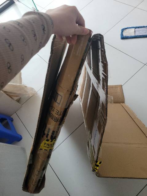 Giao hàng đúng hẹn, sản phẩm được bọc chắc chắn, nhiều lớp, bảng viết trơn, dễ xóa. Rẻ so với nhiều nơi mình xem trực tiếp. Có 1 vết xước nhỏ 1cm, viết hay bị dính mực k lau đc chỗ đó, nhưng k đáng kể. Cảm ơn tất cả đã giao đến tay mình sản phẩm ưng ý ạ!