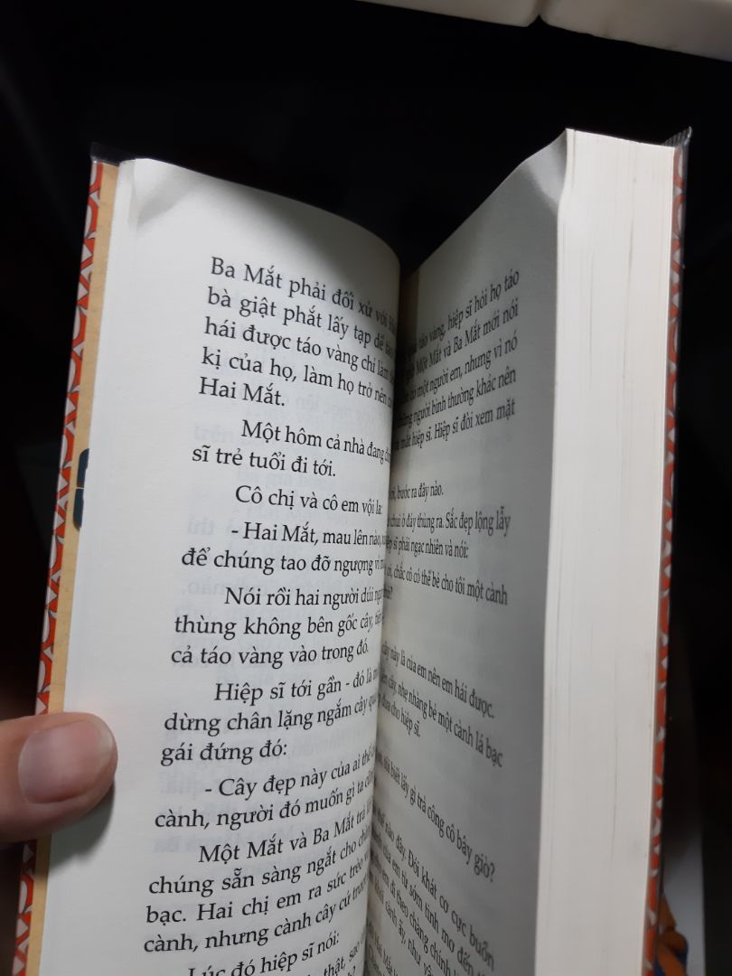 Giao hàng nhanh, nhưng tập 3 bị lỗi gấp khúc ngay góc truyện. Tạm bỏ qua, hy vọng tiki chú ý hơn với những khách hàng khó tính