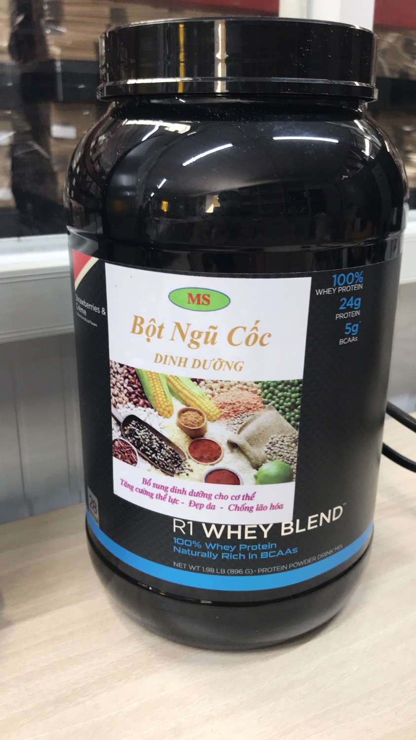 Đóng gói: túi kín, hút ẩm tốt, có thể cải tiến đóng gói thêm một gói silica gel để hút ẩm hoặc cho thêm một cây muỗng thì tốt hơn.

Chất lượng: bột mịn, thơm mùi của đậu, mình xúc một muỗng bỏ vào miệng ăn thì cảm nhận được vị ngọt tự nhiên, thơm và độ béo của đâu. Không thêm đường như mô tả, mình bản thân không thích  đường. Cho 5 sao. 

Vận chuyển: Mình mua hai gói ~ 1kg, không biết vì lí do gì mà thùng tiki bị cháy, cháy vào luôn cả túi, tuy nhiên chất lượng bột không bị ảnh hưởng. Mình mua về đổ vào thùng lớn, không có muỗng nên mình sử dụng muỗng của bột whey [1 muỗng ~33g~1 serving]. Nếu được  Shop cập nhật luôn thành phần dinh dưỡng thì hoàn hảo. 

Giá tầm này thì quá tốt, sẽ quay lại ủng hộ Shop. 
Cảm ơn Shop MS, Tiki và the Best. Thân!