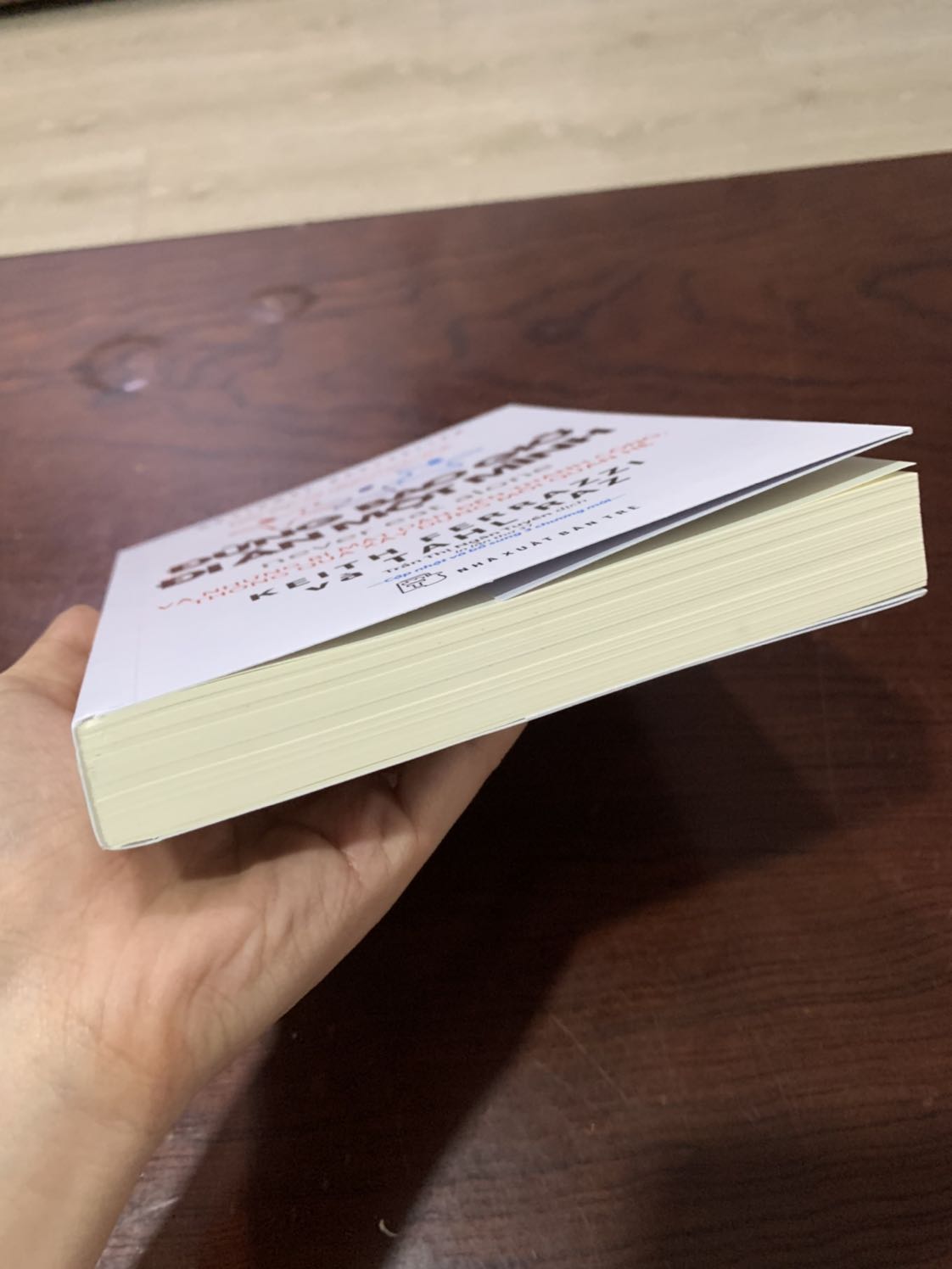 Sách còn nguyên seal nilon, đóng gói cẩn thận, mình chọn giao trong ngày luôn thì tầm 5 tiếng là có sách rồi ??sách mình chưa đọc nên sẽ review sau, nhưng đọc đánh giá của mọi người thấy rằng ai đang làm về kinh doanh hoặc làm sales thì rất nên đọc qua nha ??