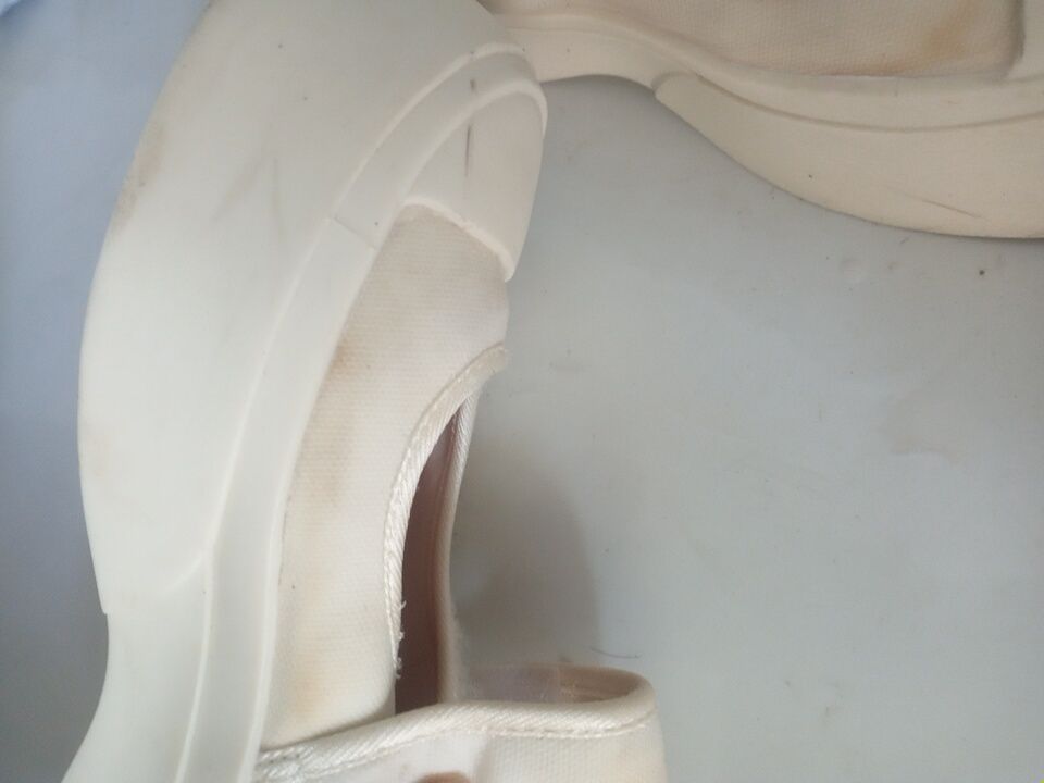 buôn bán *** càng xịt thì lại càng dơ.Chắt gì hàng chuẩn hàng chính hãng.phí ship thì 40k nữa giao hàng thì chập nữa đâu có giao nhanh trong 2h đâu.đã thế còn ko dc tặng thêm cái bót để chà giày nữa ***