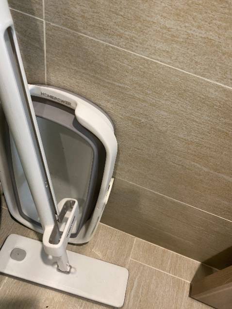 Đã có thời gian dùng cây lau nhà này, rất ưng ý. Nước phun vừa đủ ẩm, k quá ướt, lau rất sạch và nhẹ nhàng. Mua thêm cái xô gấp gọn này cũng quá ổn áp, gọn gàng.