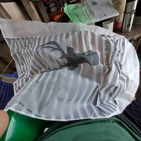 Giao hàng nhanh chóng , shop tư vấn nhiệt tình 
Túi to hơn mình nghĩ , đựng được gối và mềnh , túi giày ở ngoài như có 1 lớp nilon chống nước được . Nên mua