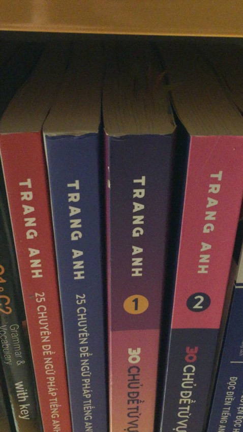 Sách rất okela chất lượng ngol ngọt, không dày như tưởng tượng nhưng ok! K nên mua hàng photo trên mạng đâu các bác ơi rẻ hơn tí mà cl như pussy thì đừng mua ạ!
Có mỗi điều là đóng gói như () k hề chắc chắn nhận đc cái hộp như second hand làm méo hết cả bìa nma thôi chất lg ngol nên 5*