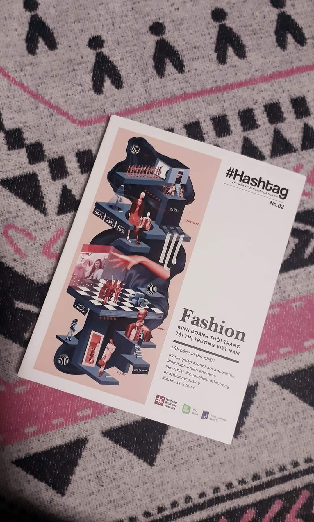 Đi học lớp Brand Image được recommend cuốn này ☺ tổng hợp các bài viết từ nhiều thương hiệu nội địa đã có thành tựu trông thấy theo một lộ trình tuần tự của khởi nghiệp ... rất cuốn hút và chân thực.
Sách ấn hành năm 2019 nên đặc biệt phù hợp với làm gợi ý nghiên cứu và case study cho các bạn đang làm tiểu luận môn và khóa luận ngành liên quan thời trang nè ☺ 
Thời mình làm khóa luận, mình phải lăn đi học nghề may, thiết kế và thiết kế đồ họa để đủ thông tin mà viết... giờ các bạn sinh viên đã có nhiều thông tin tham khảo cập nhật, tổng hợp và đáng tin cậy hơn gòi ☺