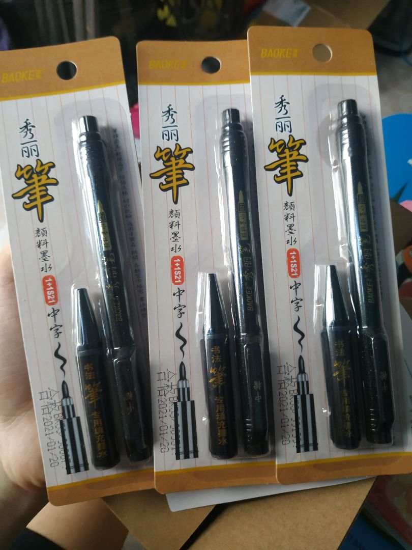 Nét bút vừa phải, bút cầm gọn, nét thanh nét đậm rõ ràng. Mực đậm và đều màu. Shop gói hàng kỹ.