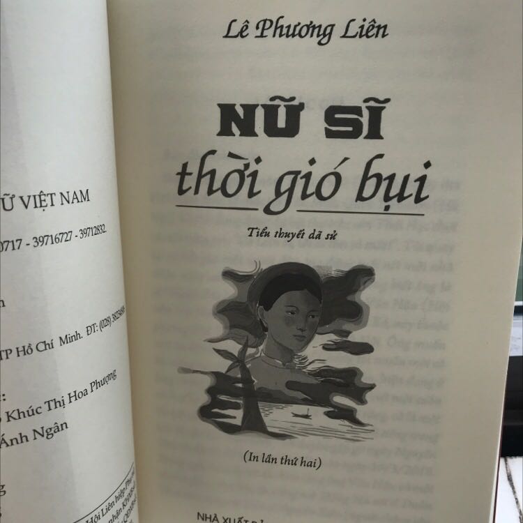 Giấy đẹp, sách giao nhanh, cơ bản là ok nhé! 
Bìa gập, cứng và in ảnh đẹp, thiết kế chữ bên trong các phần chỉn chu. 
Mua đợt sale nên rất thích. 
Nội dung đọc hay và cho mình hiểu thêm về nữ sĩ Đoàn Thị Điểm . 5 sao cho chất lượng Tiki.