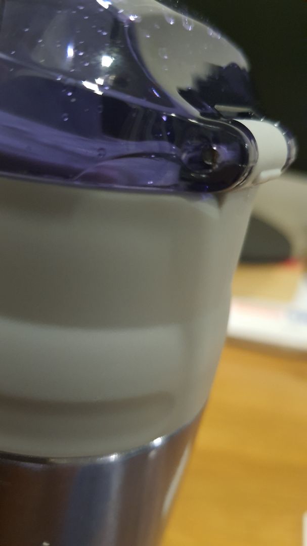 tôi mới nhận chiều nay và khi mở ra để rửa và dùng thì đã thấy vết rạn nứt ở 2 mép của lắp đậy, xin hỏi shop