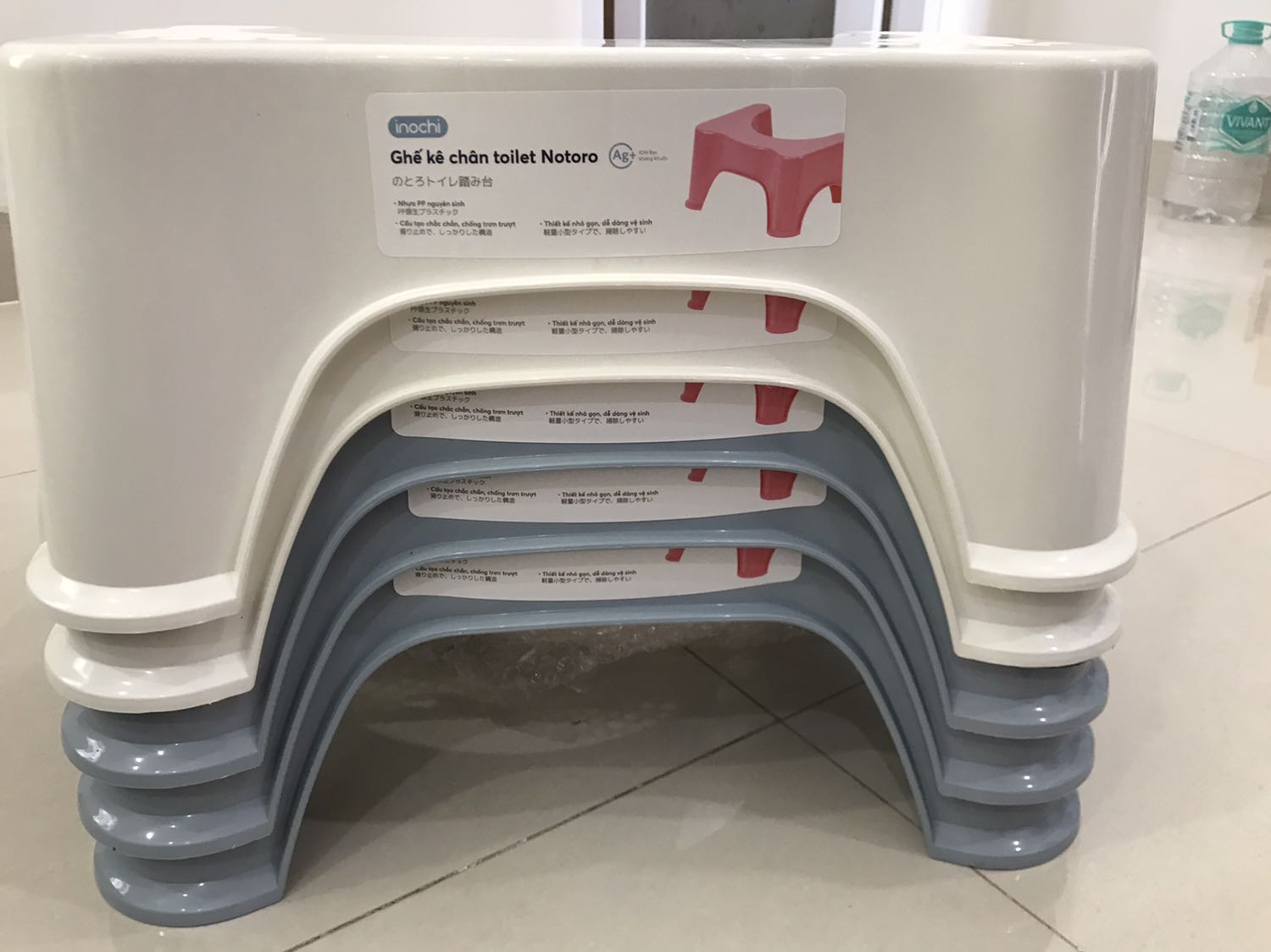 Giá ghế hồng cao hơn mà giao màu trắng, mình có thể yêu cầu đổi hàng vì shop làm ăn *** đó nha, mong là shop sẽ rút kinh nghiệm. Đừng làm khách hàng phiền lòng.