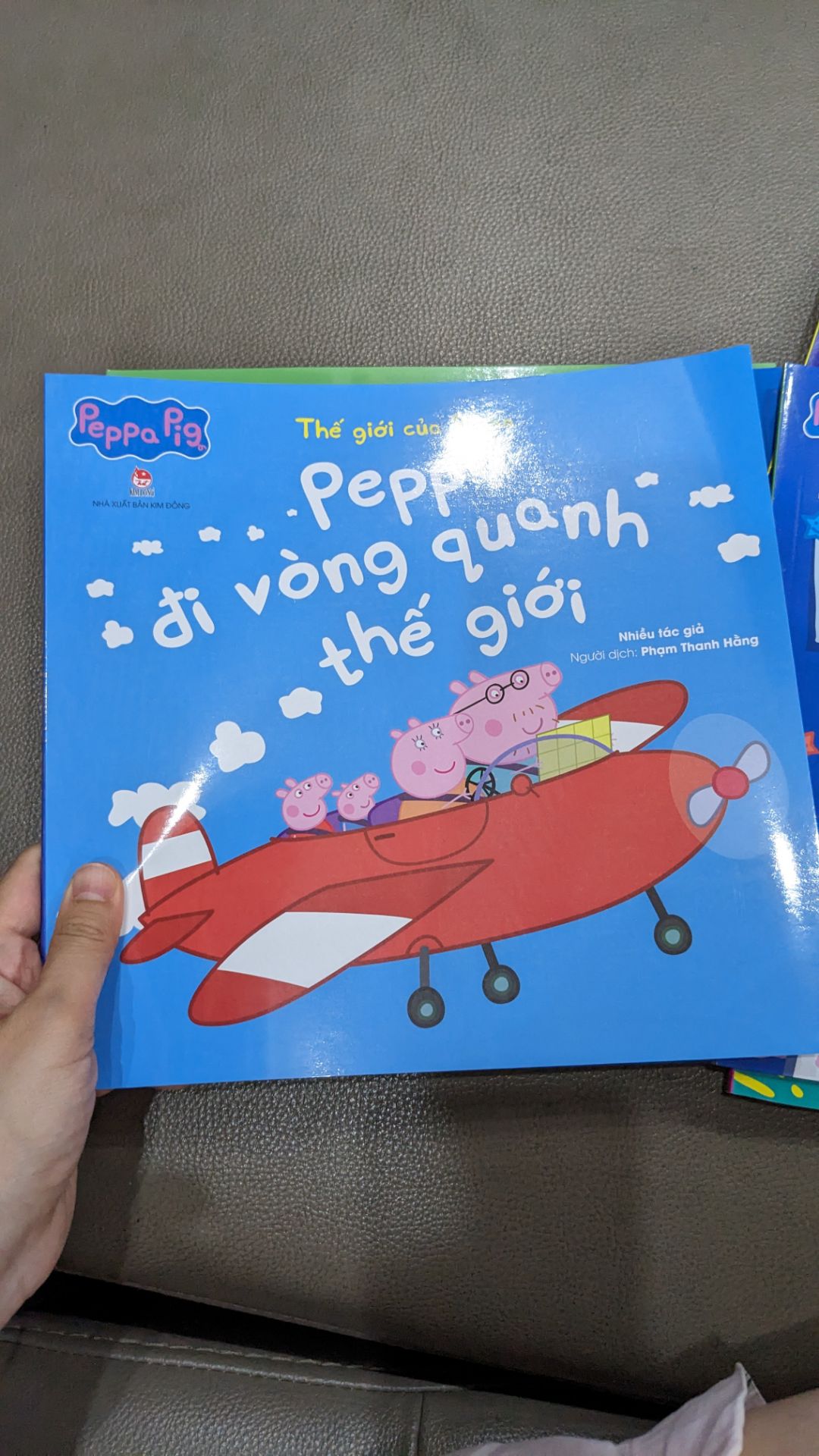 Sách in đẹp, khổ to. Giá mua ở đây rẻ hơn mua chỗ khác. Bé nhà mình rất thích đọc sách về peppa nên mua về cho đọc
