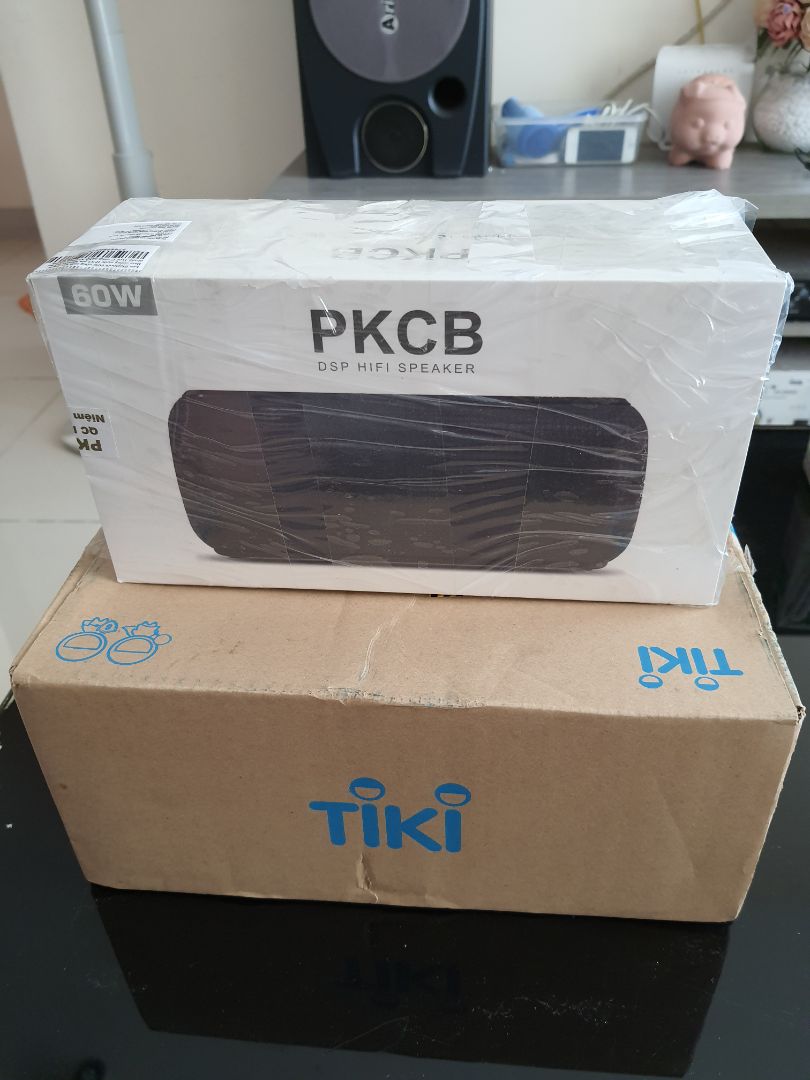 Giao hàng nhanh và đúng hẹn. Đóng gói cẩn thận, tem còn đầy đủ loa đẹp, cho chất lượng âm thanh tốt. Nhưng sao không thấy giấy bảo hành. Mới mua hàng tiki 3 lần, đt, ốp lưng, và loa đều rất vừa ý. Sẽ ủng hộ tiki lâu dài.