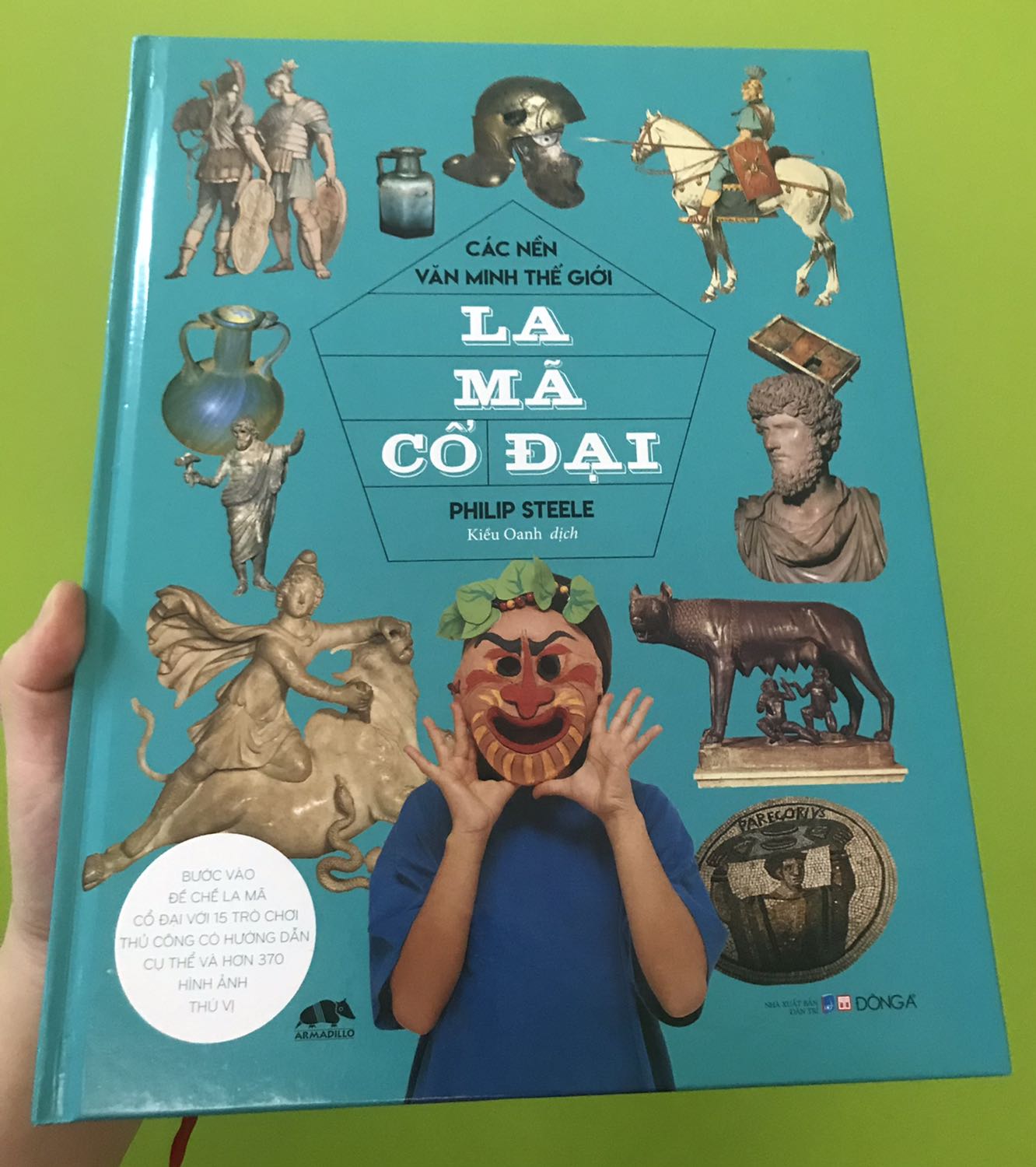 Mình bắt đầu có sự tò mò và bị mê hoặc bởi lịch sử Hy Lạp - La Mã từ khi xem xong những bộ phim như Troy, Gladiator, Spartacus, 300, ... nên quyết định mua cuốn này. 
Quyển sách hiển nhiên không thể chứa đựng hết được sự đầy đủ và sâu sắc của một trong những nền văn minh có bề dày lịch sử lâu đời nhất nhưng nó là một lựa chọn tốt dành cho những ai muốn có một cái nhìn chung nhất. 
Sau khi xem phim và đọc sách, mình không thật sự thích văn hoá của họ lắm vì những sự khác biệt trong suy nghĩ, ứng xử, niềm tin cũng như thế giới quan của họ. Tuy nhiên chính những điểm khác biệt đó đã cuốn hút mình muốn tìm hiểu nhiều hơn nguyên nhân của nó.
Khi tìm hiểu lịch sử mình giữ nguyên tâm lý khách quan, không quá đặt niềm tin vào nó vì hầu hết các ký hiệu, tàn tích còn sót lại đều được suy đoán (và đương nhiên là suy đoán theo cách logic nhất có thể bởi các nhà sử học, cổ học). Vì vậy đối với mình, lịch sử là một cái gì đó bí ẩn và khó để hiểu rõ "như lòng bàn tay" tương đương với vũ trụ và đại dương.
Ngoài đọc sách, mình nghĩ các bạn cũng nên thử xem qua các bộ phim (sẽ hơi lãng mạn hoá lịch sử) nhưng sẽ giúp các bạn hiểu hơn và cảm nhận được nhiều hơn một chút.