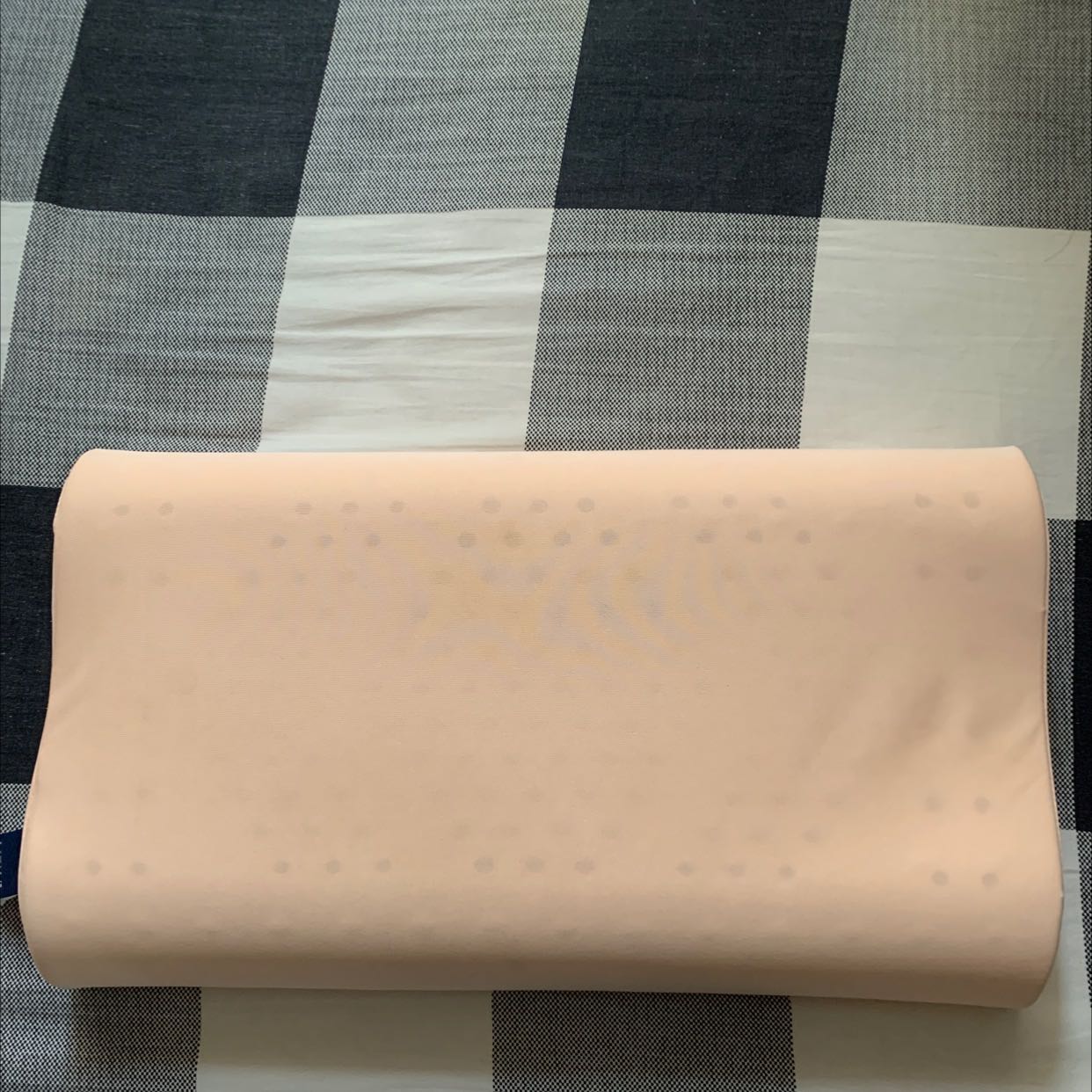 Gối rất êm luôn nằm gối này giảm hẳng triệu chứng đay vai gáy. Giao hàng rất nhanh và đúng hẹn.