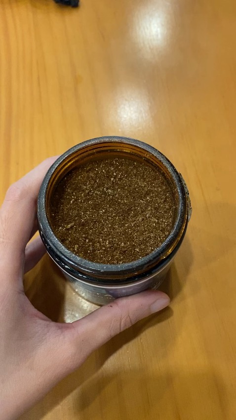 tinh thể cà phê nguyên chất nên lấp lánh, mình pha uống thơm và đậm vị, 1 lọ pha đc tầm 15 ly, sẽ tiếp tục ủng hộ shop