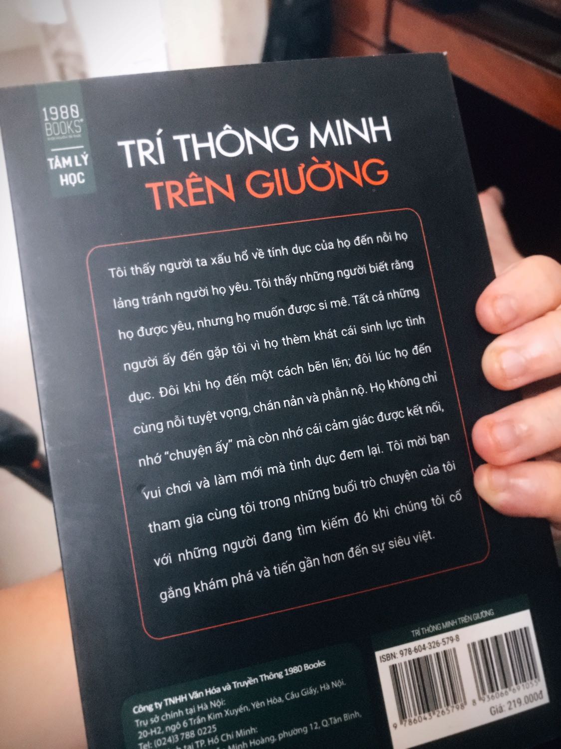 Gần đây 1980 có những đầu sách rất hay và lạ, điển hình là cuốn này. 

Mọi người, dù single hay đã có partner nên đọc qua quyển này để có được 1 mối quan hệ yêu đương lành mạnh, tránh cảnh chán cơm thèm phở hay ham muốn điên cuồng, dễ dẫn đến hư cơm hỏng cháo nhé.

Chất lượng bản dịch ok, sách dày, thơm nhưng giấy lại mịn và nhẹ nên mình siêu thích.