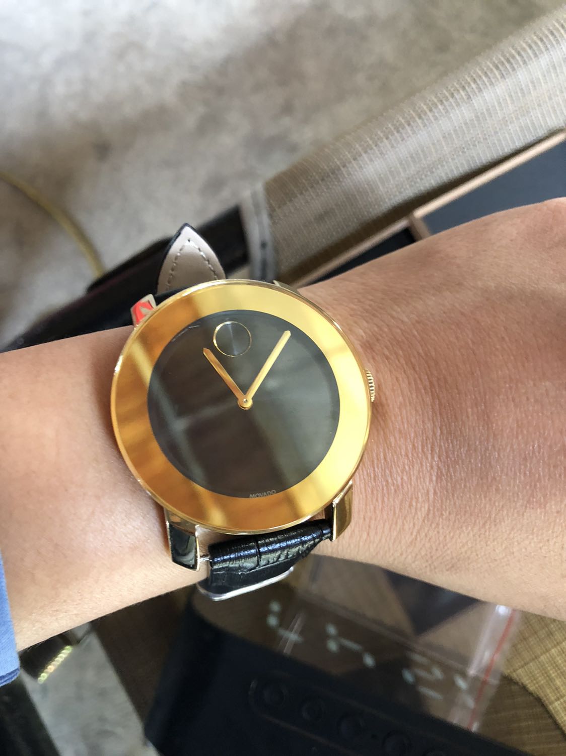 - Giá rẻ, giây đẹp ok, dây mới nên hơi cứng, nên mua nha mọi người, mình sẽ ung hộ shop