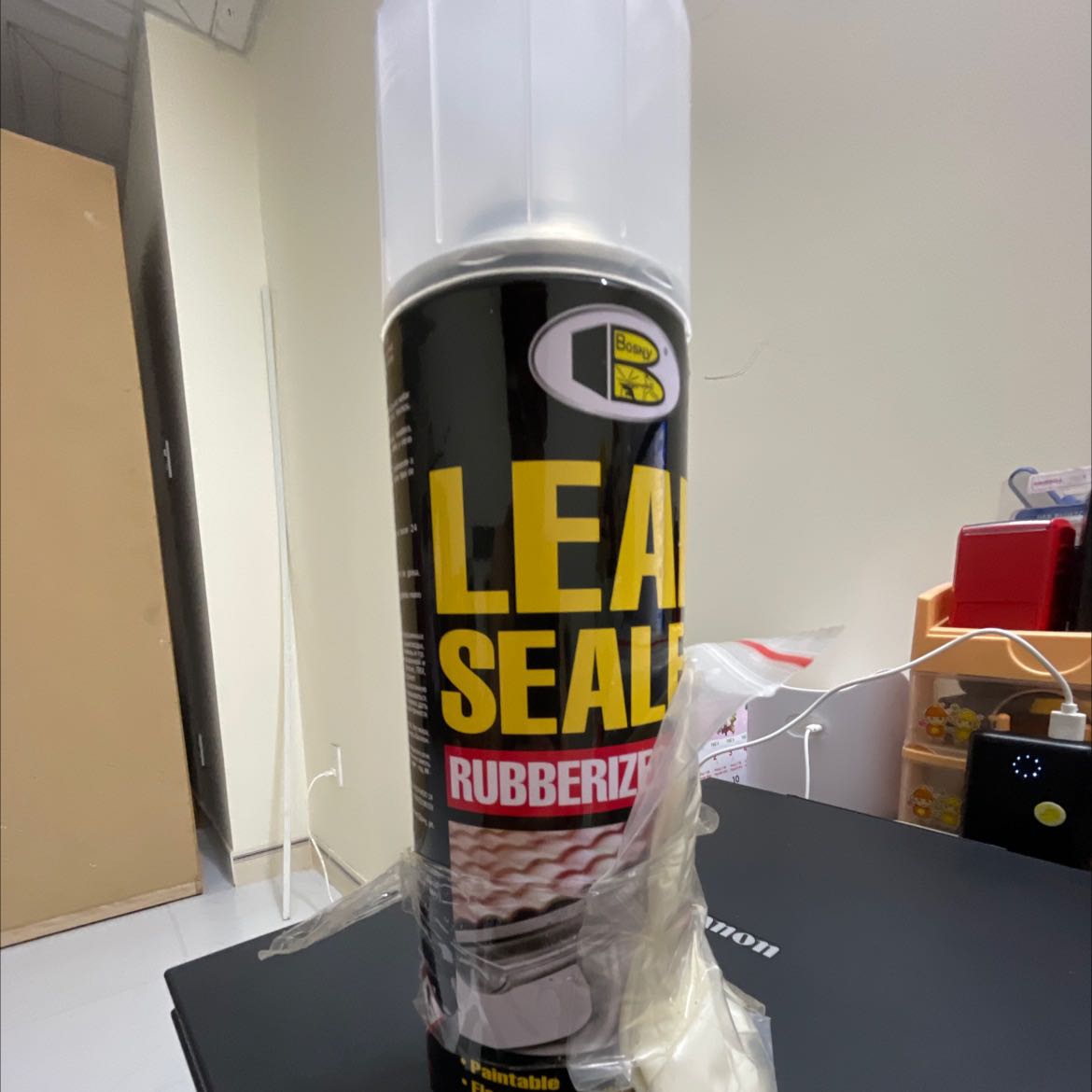 Xịt vào khe nứt bên trong nhà, sau 2 ngày màu sơn có màu vàng , nếu ai dùng sơn nhà màu trắng thì sau vài ngày sẽ thấy rõ màu này thì k có thấy ghê đấy!! Chắc là dùng để xịt ngoài nhà trên nền sơn sậm tối màu thì phù hợp hơn nhé!