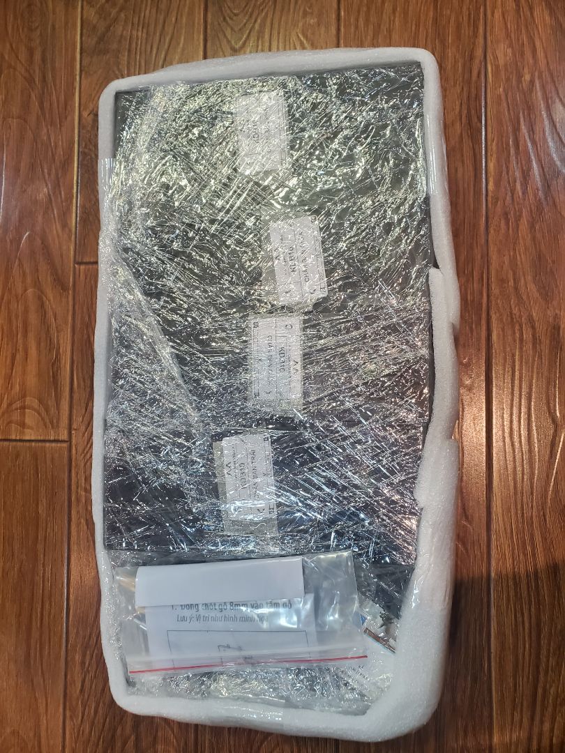 Cực kỳ xịn xò, đóng gói rất kỹ cẩn thận. Hướng dẫn lắp ghép tỷ mỉ, ốc vít và cách ghép các cạnh rất lạ, đóng vào cực kỳ chắc chắn.
Cửa hàng còn tỉ mỉ tặng thêm miếng dán không lộ vít, tặng thêm 1 bộ vít sơ cua nữa.
Chúc cửa hàng thành công với phong cách làm việc pro thế này

P/s Có phần góc hơi bị dập chắc do vận chuyển.