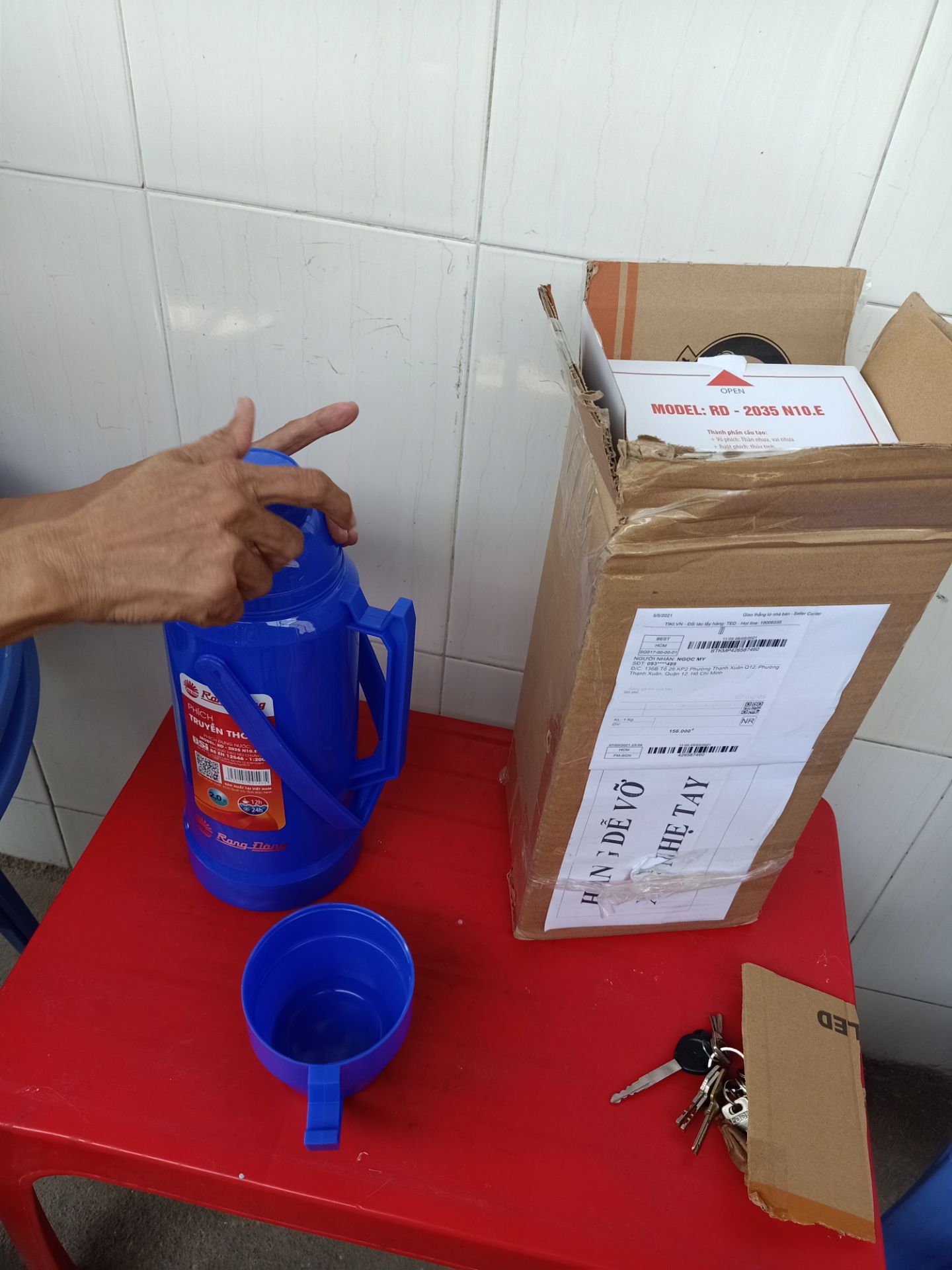 yêu cầu đổi hàng giúp vì giao hàng bị bể ruột bên trong