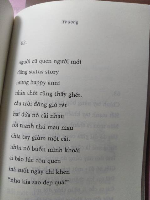 Trong quyển sách này thì có câu thơ dễ thương  nhưng cũng lắm thơ lạ lùng, mình không giỏi về thơ, làm thơ nhưng với mình thì không ấn tượng, nhiều khi đọc không hiểu người viết muốn nói gì, có vài bài thơ đọc chỉ thấy buồn cười, buồn vì tiếc tiền cười vì tên sách là tên con bạn mình.