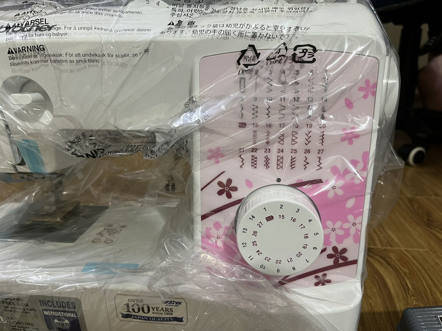 Tiki Now giao trong vòng nửa nốt nhạc 👌🏻 Máy có đầy đủ phụ kiện kèm theo và phiếu bảo hành, chạy khá êm, tiếng ồn là điều tất yếu vì nếu không ồn tức là máy khỏi chạy =)) Phù hợp nhu cầu sử dụng trong gia đình