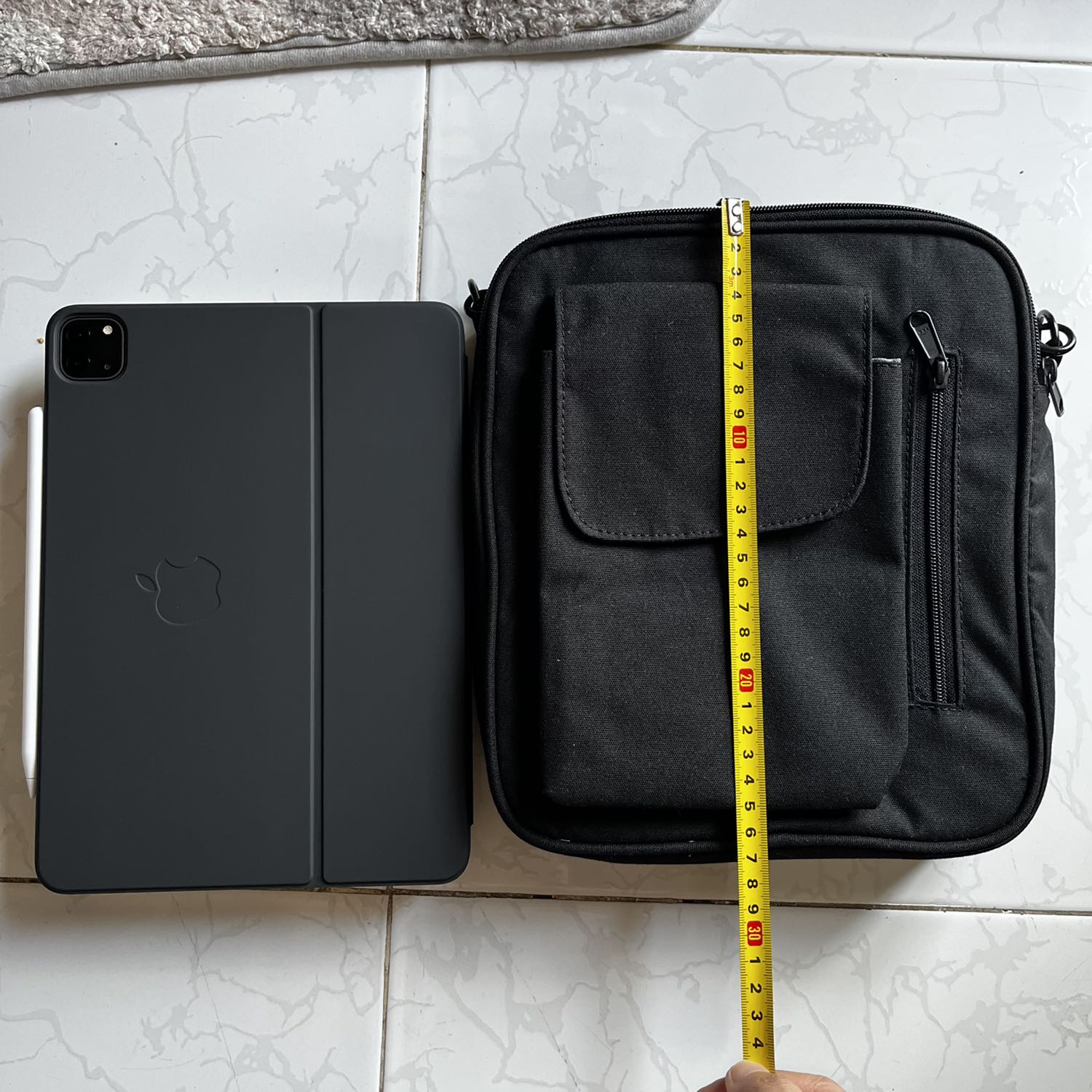 Túi đẹp, đường may chắc chắn. Giá rẻ. Đựng vừa iPad Pro 11. Hơi rộng bề ngang chút. Gần như vuông. Nhưng không sao. Dây đeo dày 38mm khá tốt. Mình hài lòng.