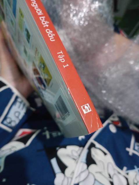 Sách được bọc lại như thế này, tôi không biết là do cách đóng gói nên góc sách bị như thế hay không. Có một số lỗi nhỏ nhưng tôi thấy ổn. Tuy nhiên, thấy cách đóng gói của shop, thật lòng tôi bớt cảm giác háo hức khi nhận một món đồ mình trông chờ.
