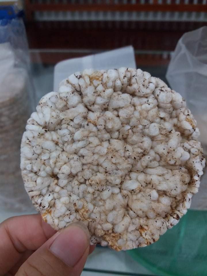 - Thực ra bảo bánh phù hợp với người ăn kiêng cũng ko hẳn, ngay cả khi bố mình là người ăn kiêng cũng bảo người ăn kiêng cũng không thích cái này, vì thực ra đã phải ăn kiêng thì xác định là ko thích, kiêng đường, kiêng mỡ, hay phải kiêng món ăn mình thích chẳng hạn. Dù vậy mình vẫn đánh giá món này dùng được, ăn giải trí khi đói, tránh gây ngán trước khi vào bữa.
- Về dịch vụ vận chuyển của tiki vẫn nhanh và tốt như hồi nào, 20 chuyến mình được nhận hàng thì chỉ có một chuyến trễ thôi, và lần này cũng thế, thật sự hài lòng.
- Bạn nào mua về cho bố mẹ ăn thì cân nhắc nhé, vì nó nhạt lắm đấy, tôi cũng chưa ăn thử, nếu phải đánh giá thì có lẽ nên nói là "ăn thấy thú vị mà thôi"