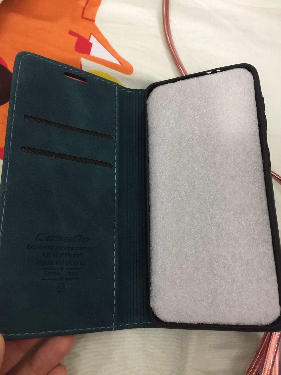 Nhìn siêu đẹp sang, có ngăn đựng thẻ, bảo vệ tốt điện thoại, chỉ có điều không biết có bền không