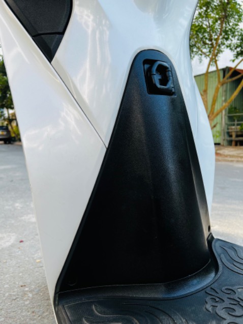 Sản phẩm tốt, dung dịch xịt không màu như 1 dạng keo phủ, làm mới các phần nhựa màu đen, nhựa nhám. Rất ổn.