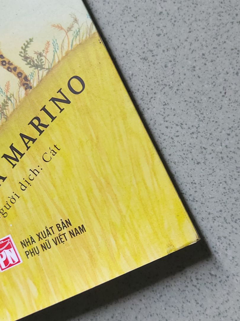 Sách cũ, bám bụi và cong mép!