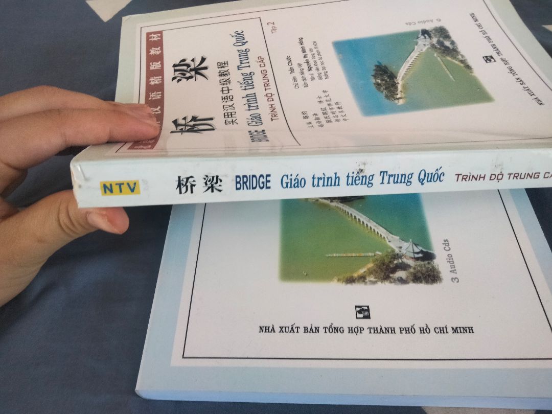 sách đóng gói cực kì sơ sài luôn á, không có bọc chống sốc bên trong gì cả, nhét luôn 2 cuốn sách vào hộp thôi. Mà lúc mình nhận là cái hộp sắp bung ra luôn rồi, mở ra y như rằng mấy góc sách nhăn nheo hết cả, còn hơi bẩn bìa ngoài nữa. Lần đầu tiên mua sách bên tiki mà bị ntn